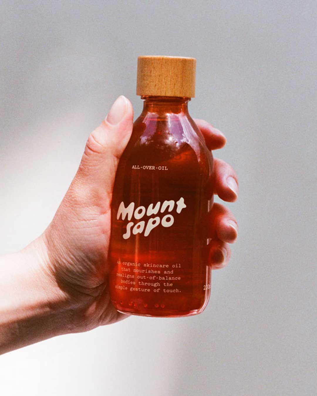 Mount Sapo: 18 certified organic plant oils: Safflower Oil, Sesame Oil, Sunflower Oil, Jojoba Oil, Argan Oil, Rosehip Oil, Plum Seed Oil, Calendula Oil, Sea Buckthorn Oil, Clary Sage, Rosemary, Palo Santo, Lemon, Palmarosa, Lavender, Ylang Ylang, Geranium and Vetivert.