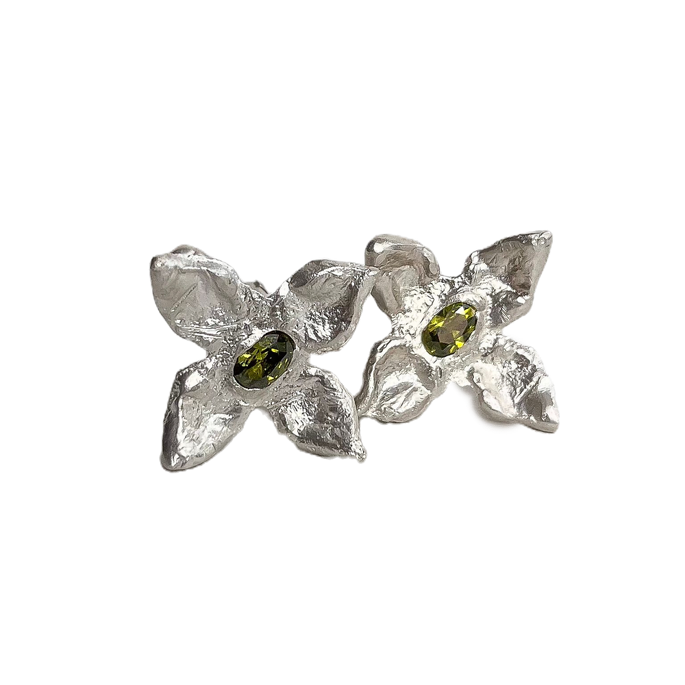 Recycled sterling silver & synthetic gemstone
Bloom! A pair of solid silver unisex cufflinks with olive green synthetic gemstones in the centre.
